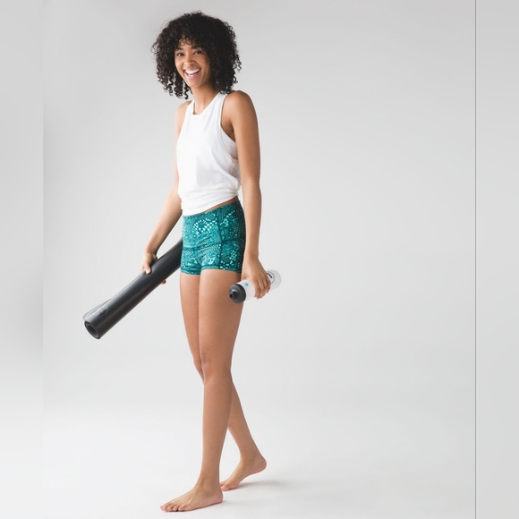 Lululemon Wunder Short 2" - Picture 3 of 3